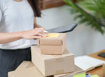 Frau mit Paketen und Tablet