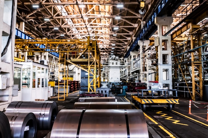 Industrielle Produktionshalle mit Maschinen – integrierte Managementsysteme bei Analyze HSE GmbH