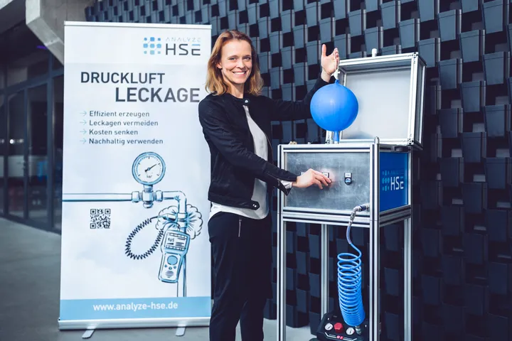 Geschäftsführerin Hendrikje Schubert der Analyze HSE GmbH demonstriert Druckluft-Leckage-Simulator der Analyze HSE GmbH