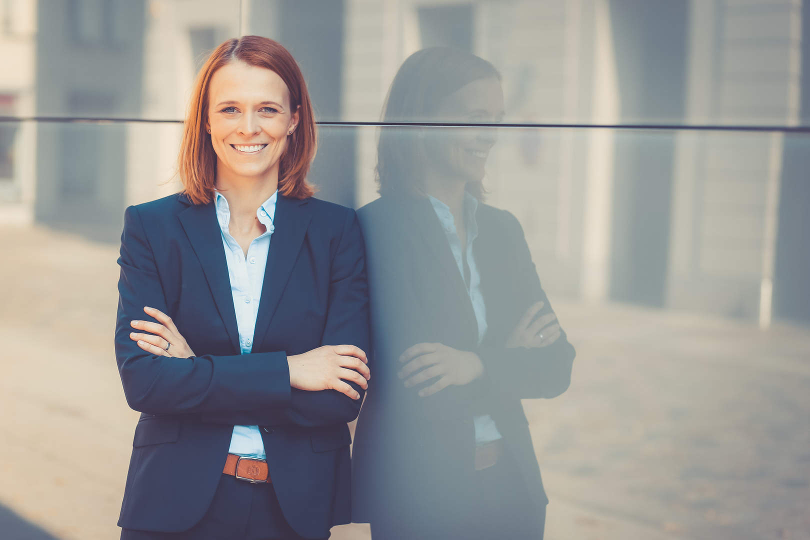 Bild von Hendrikje Schubert-Analyze HSE GmbH - wie sie lässig an einer Wand lehnt