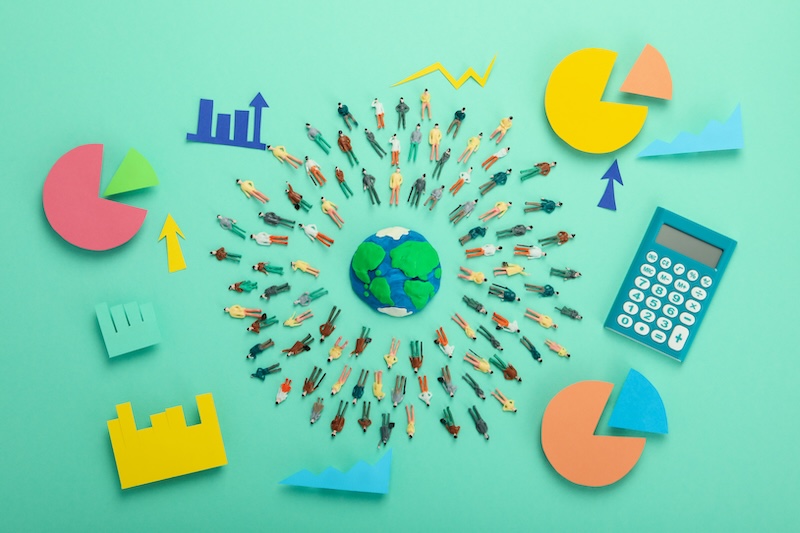 Wirtschaftswachstum durch datenbasierte Analyse: Symbolische Darstellung von Analyze HSE GmbH mit Globus & Diagrammen.